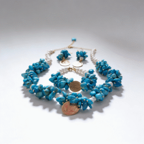 Parure perle dents de mer bleu et perle blanche et plaqué or avec motif