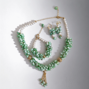 Parure perle dents de mer verte et johar blanche et plaqué or avec motif