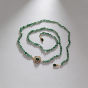 Sautoir en pierres vertes naturelles avec motif central