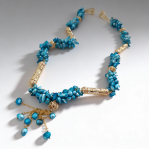 Sautoir en perles dents de mer bleues avec plaqués or