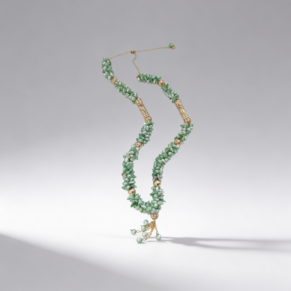 Sautoir en dents de mer vertes avec plaqués or