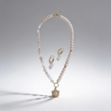 Sautoir en perles blanches et agate blanche avec boucles d’oreilles