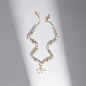 Sautoir en perles de Majorque avec éléments plaqués or