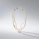 Sautoir multi-rangs en perles blanches avec plaqué or